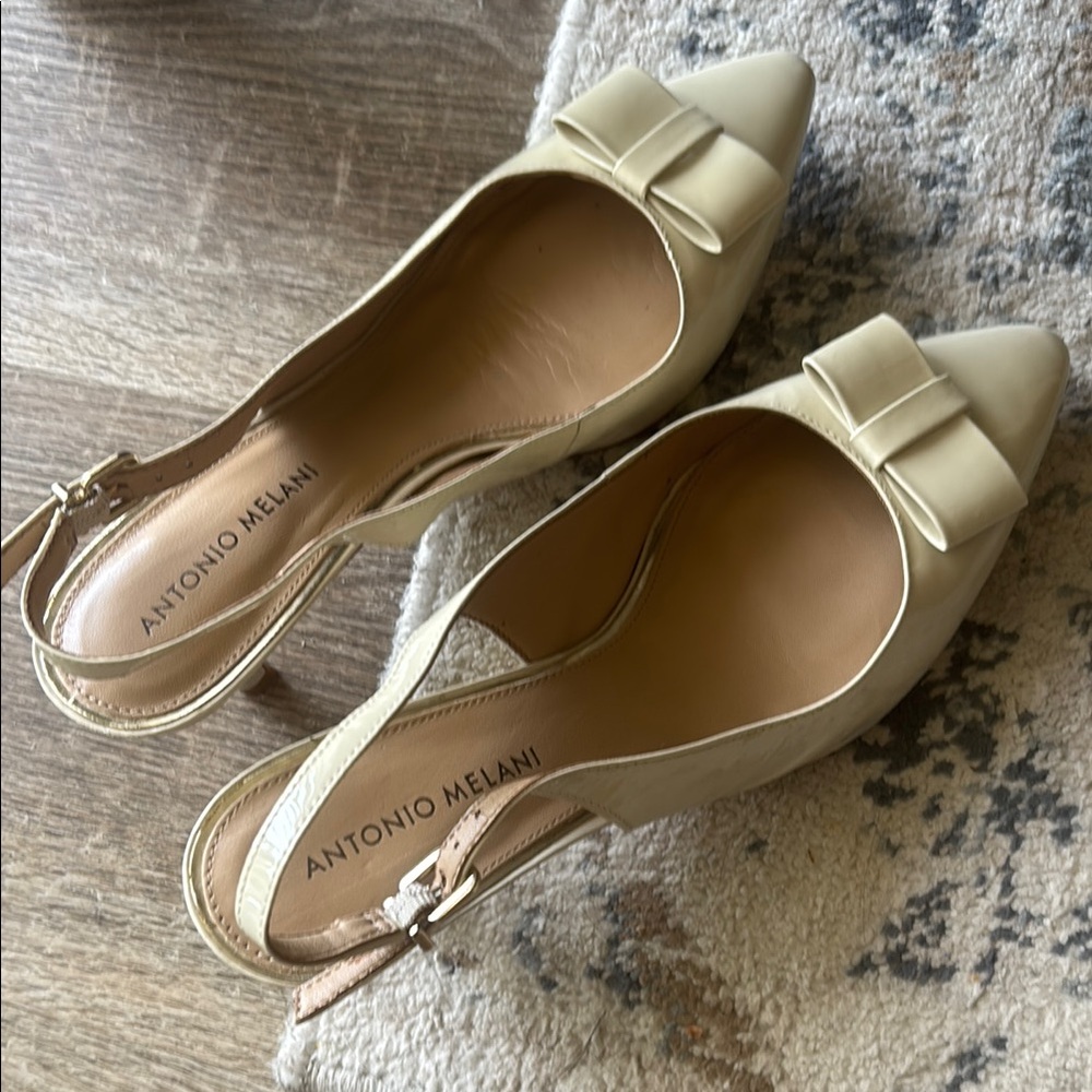 Antonio Melani 8 1/2 M creme 1 inch tall pumps great condition patent leather